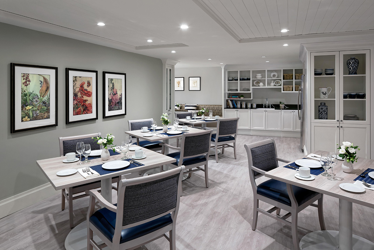 The Watermark at Brooklyn Heights dining area with tables and seats.