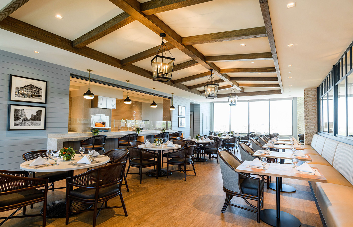 A dining area at The Watermark at Houston Heights.