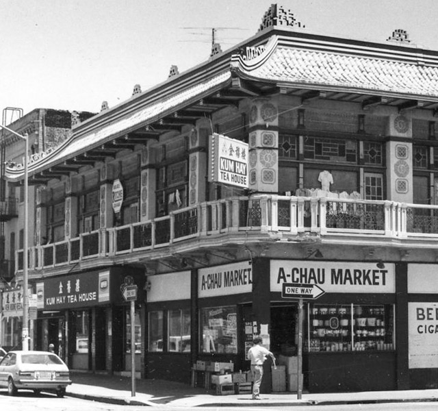 Old black and white photo of a building in Oakland