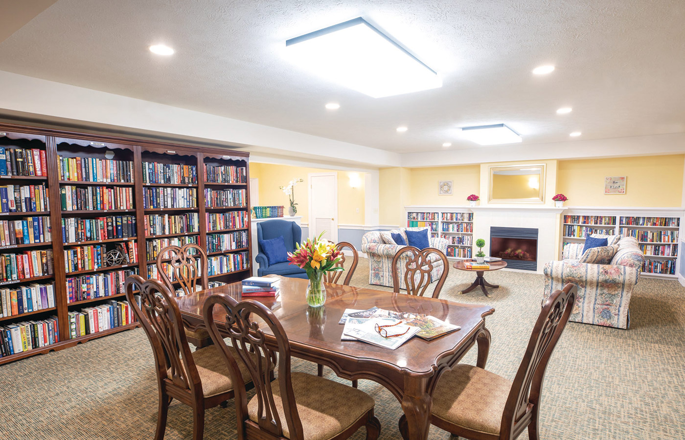Library room with tables and chairs.