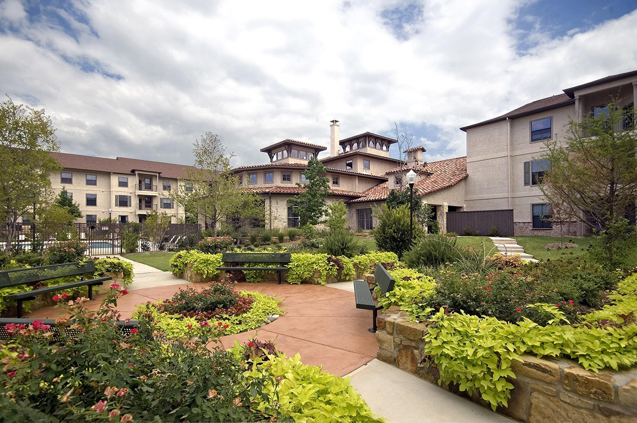 Parkview in Frisco building courtyard with flowers.