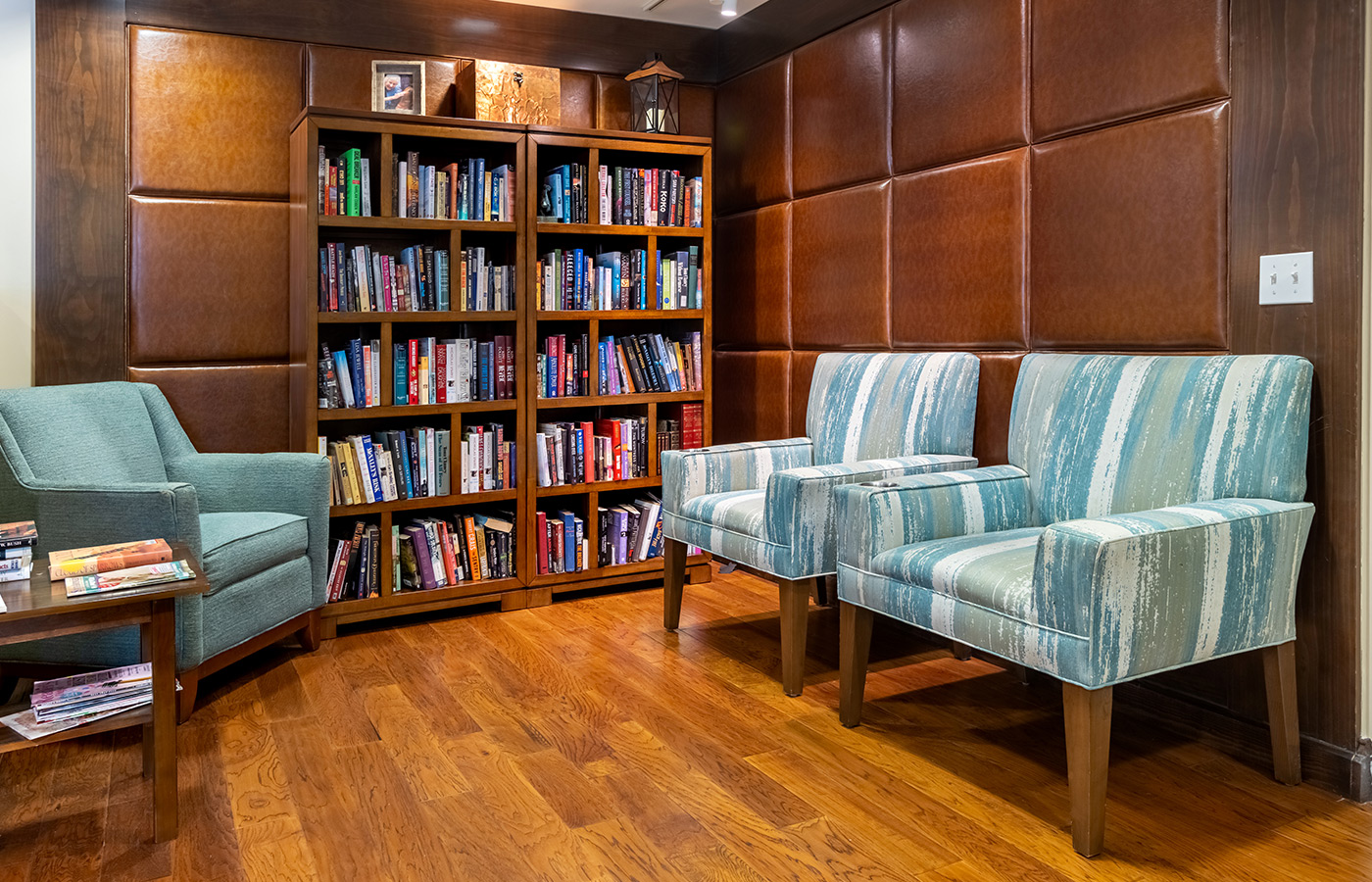 A library with seating and shelves of books.