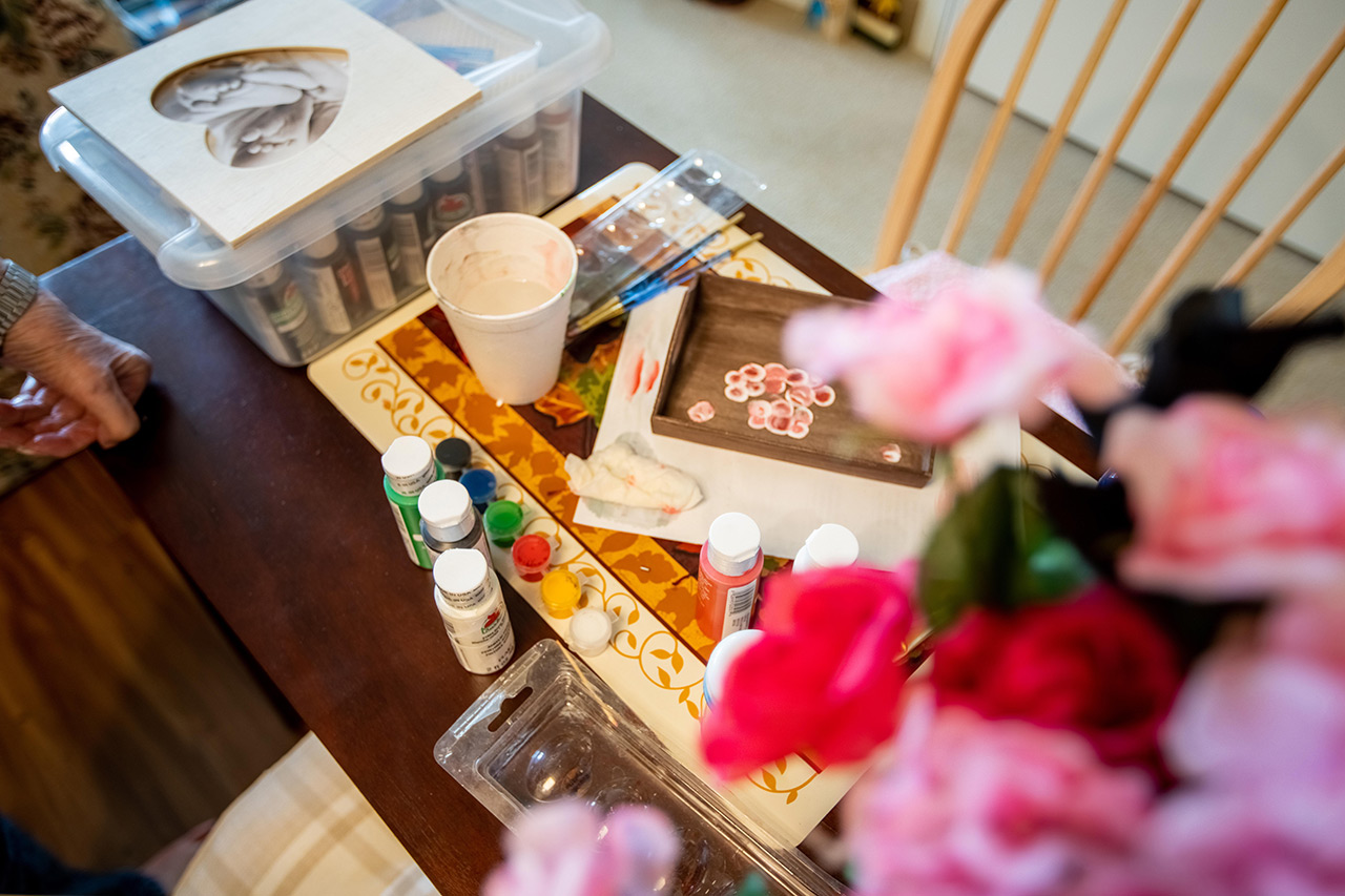 Paint materials are on a table. 