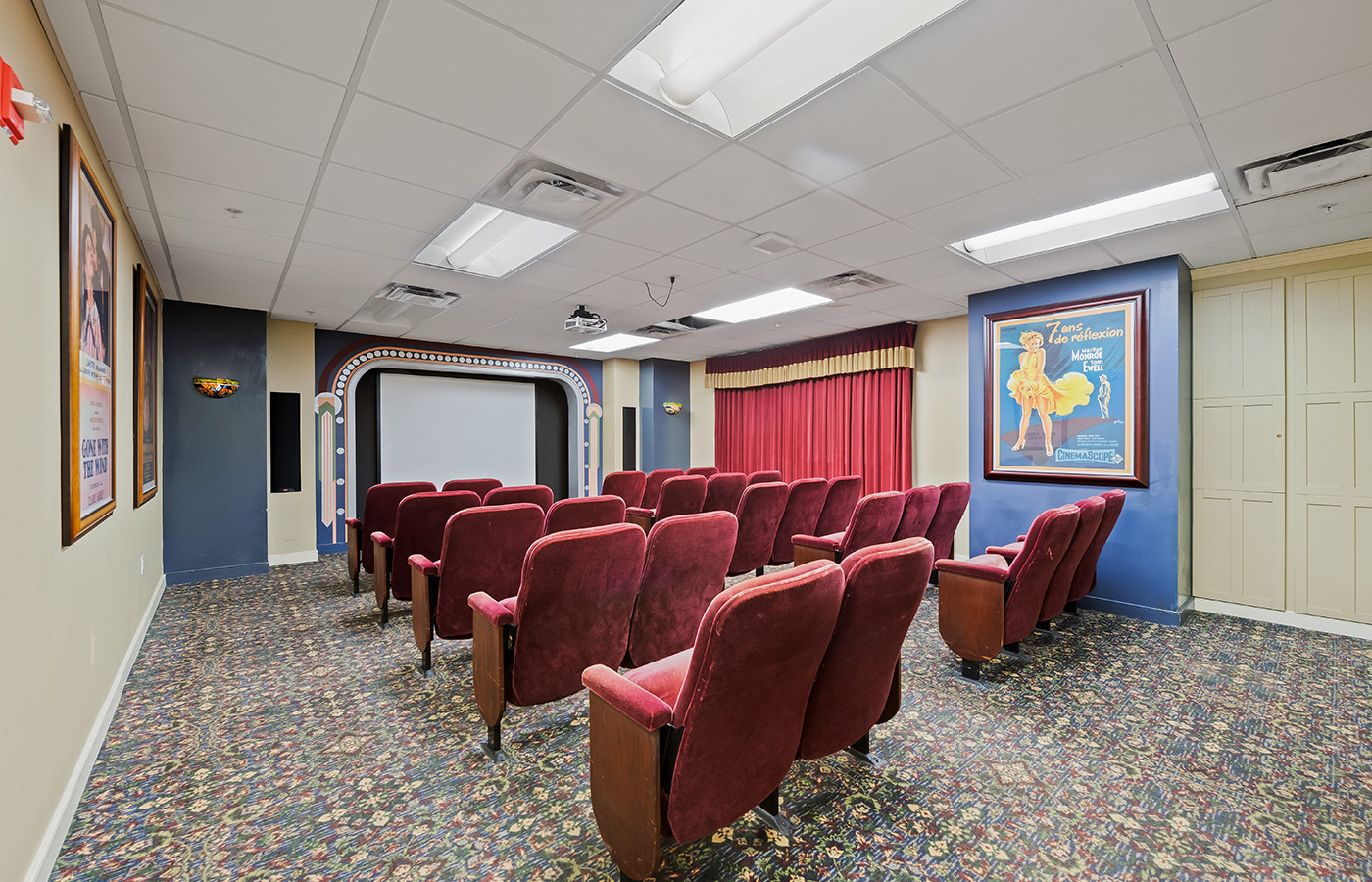 Theatre room including many comfy chair facing the projector