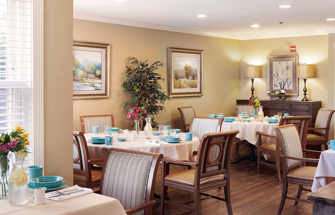 A dining area at The Fountains at Crystal Lake.