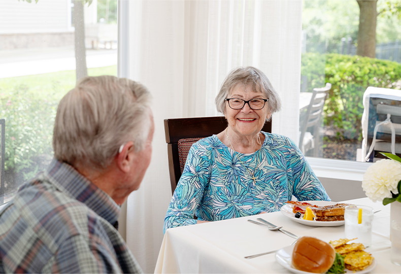 Two people eating lunch.