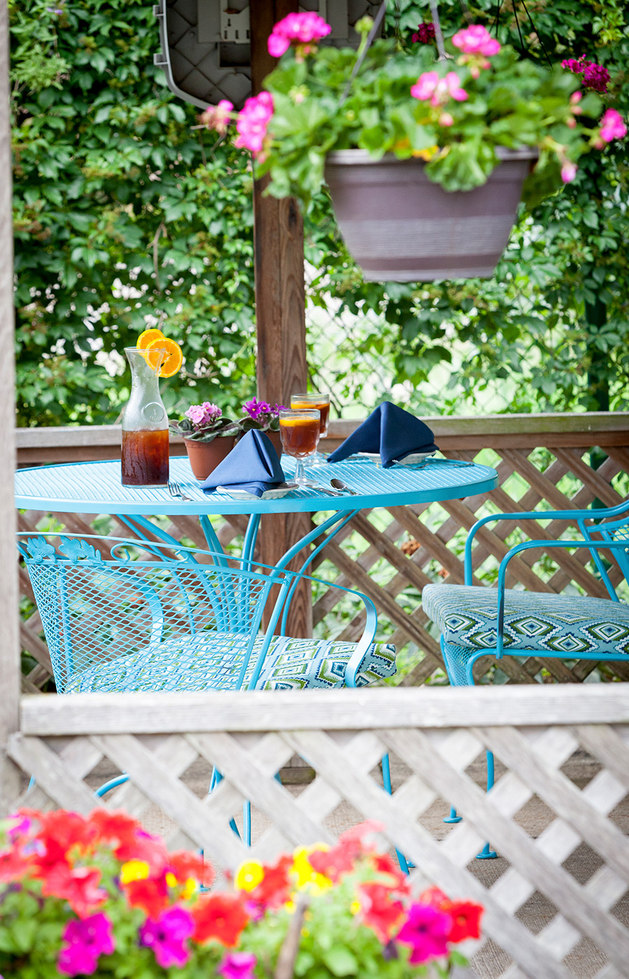 A patio at The Fountains at Bronson Place.
