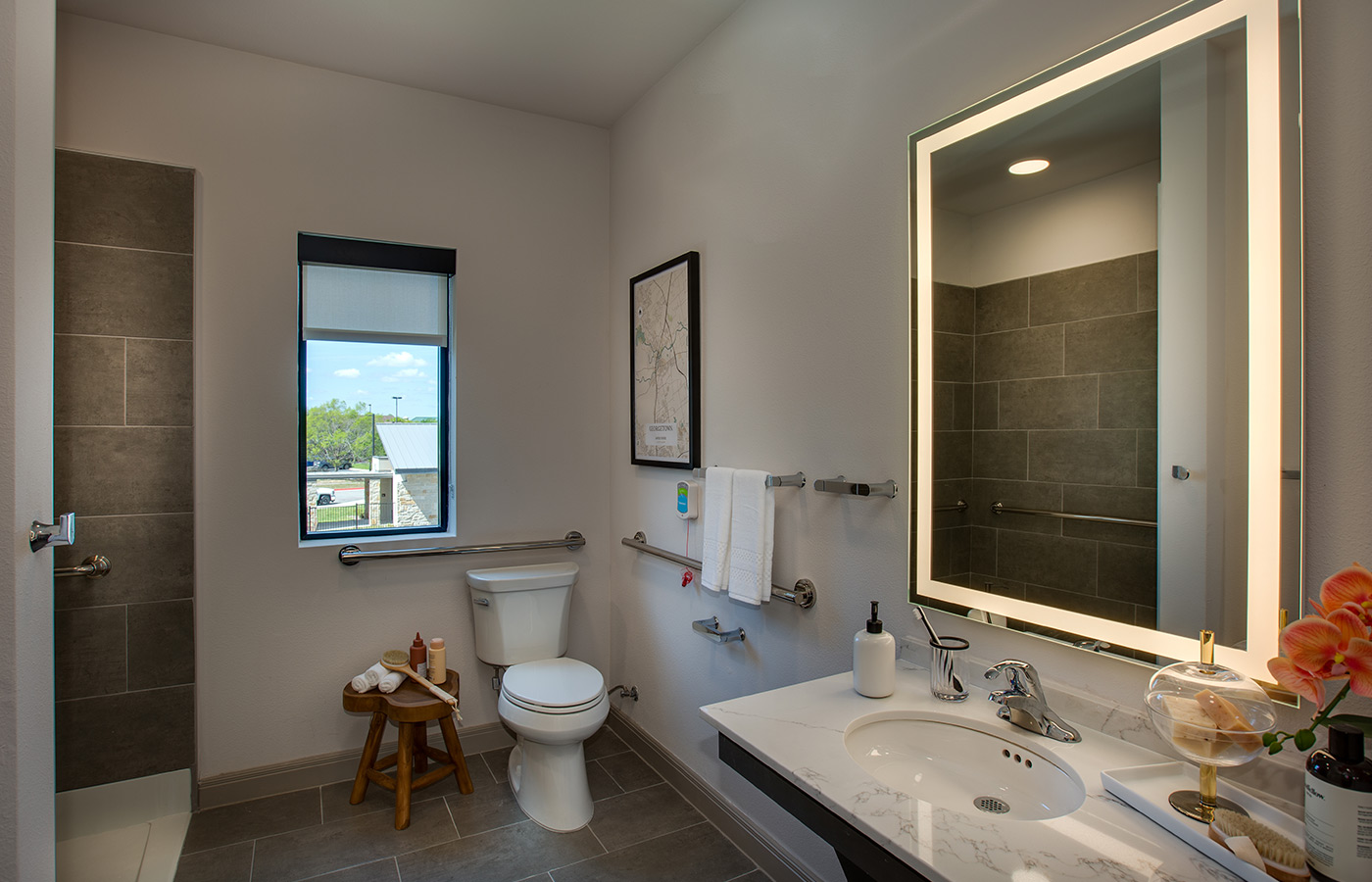 A beautiful modern bathroom.