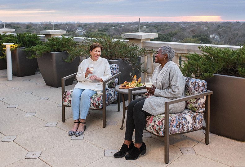 Two people having drinks on the rooftop.