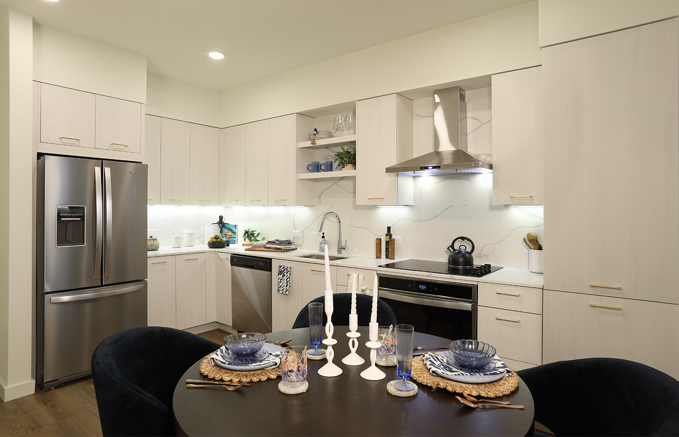 A fully furnished kitchen and dining room combo.