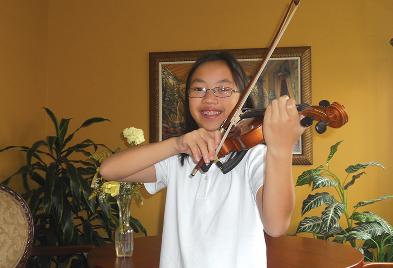 A child playing the violin.