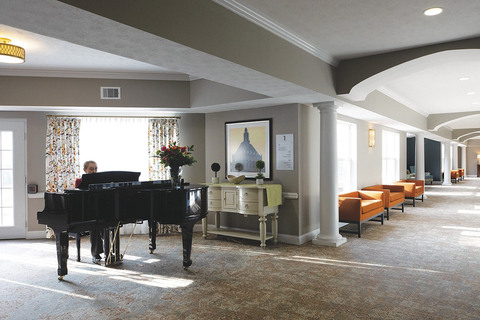 Piano room with painist.