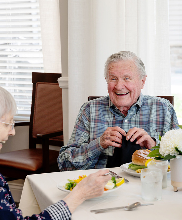 Two people eating lunch.