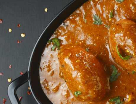 A small skillet of Aloo Paneer Kofta Curry.