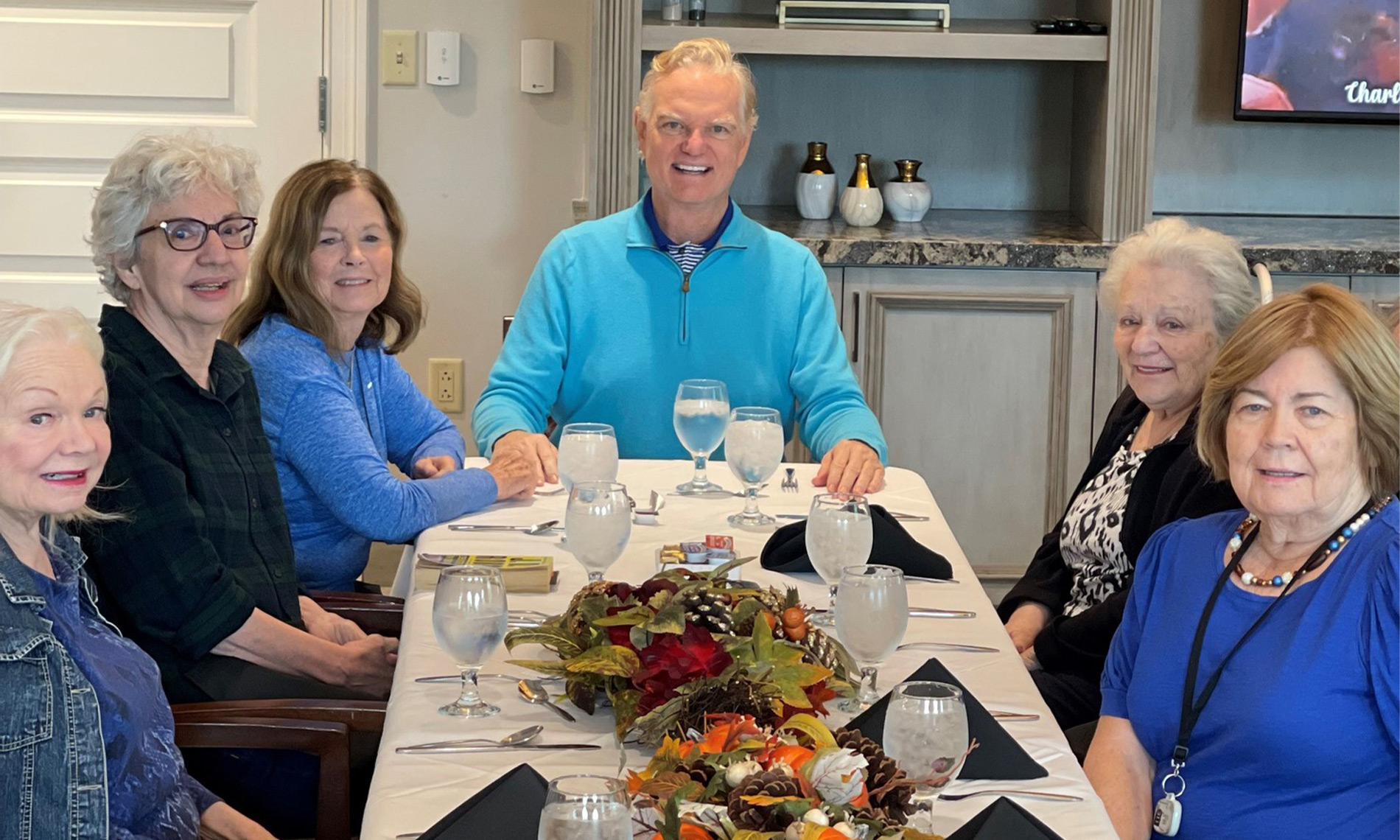 Residents having a Friendsgiving lunch together.