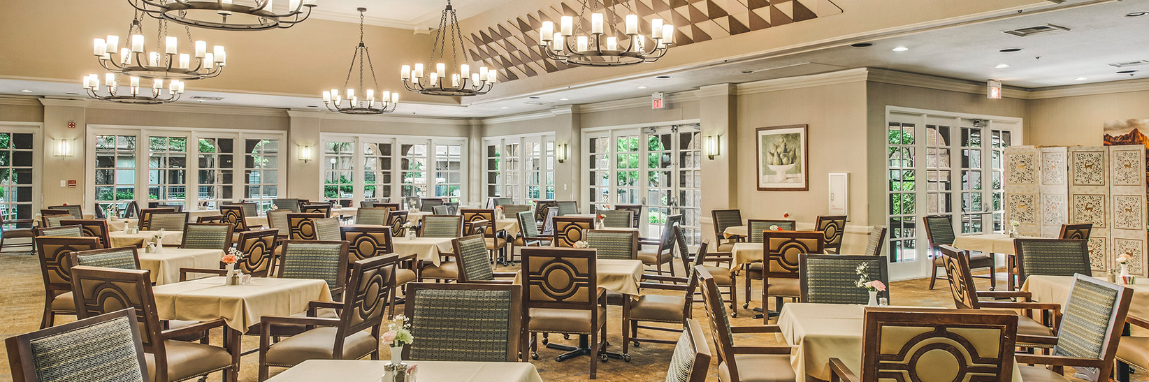 A dining area at The Fountains at La Cholla. A dining area at The Fountains at La Cholla.