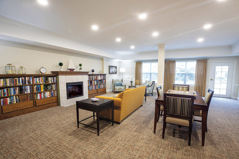 Library room with tables and chairs.