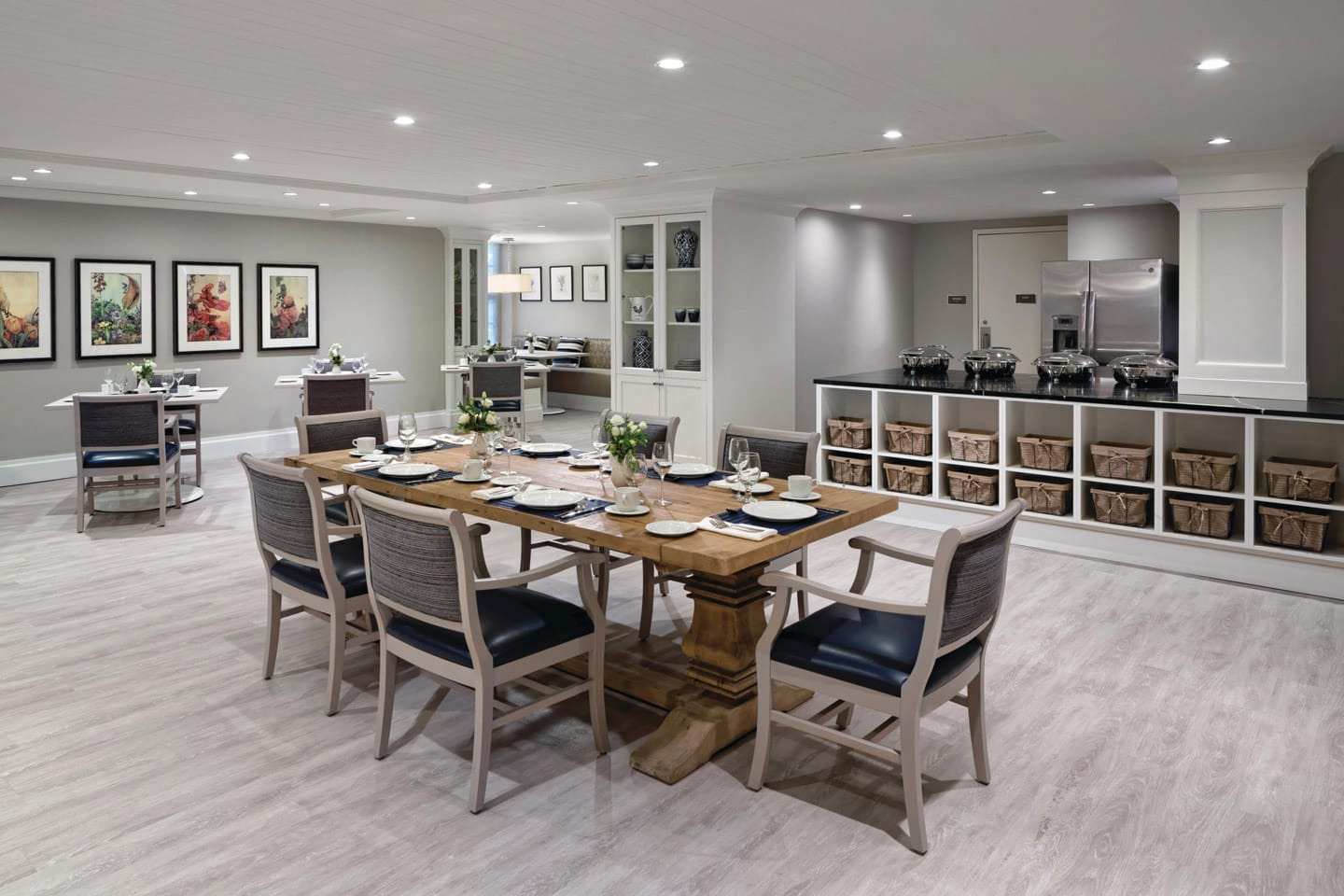 A communal dining space ideal for Memory Care residents and their loved ones to enjoy a quiet meal during visits.