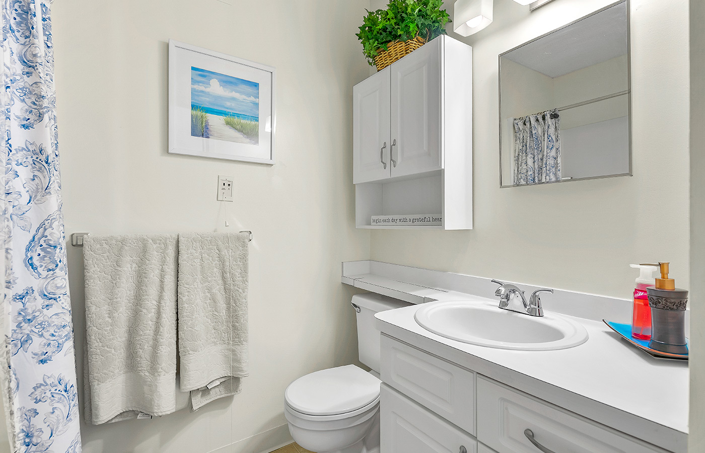 Fully furnished bathroom.