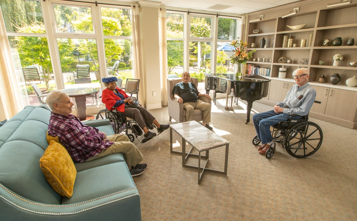 Residents are having a conversation in Sagebrook Senior Living at San Francisco. 