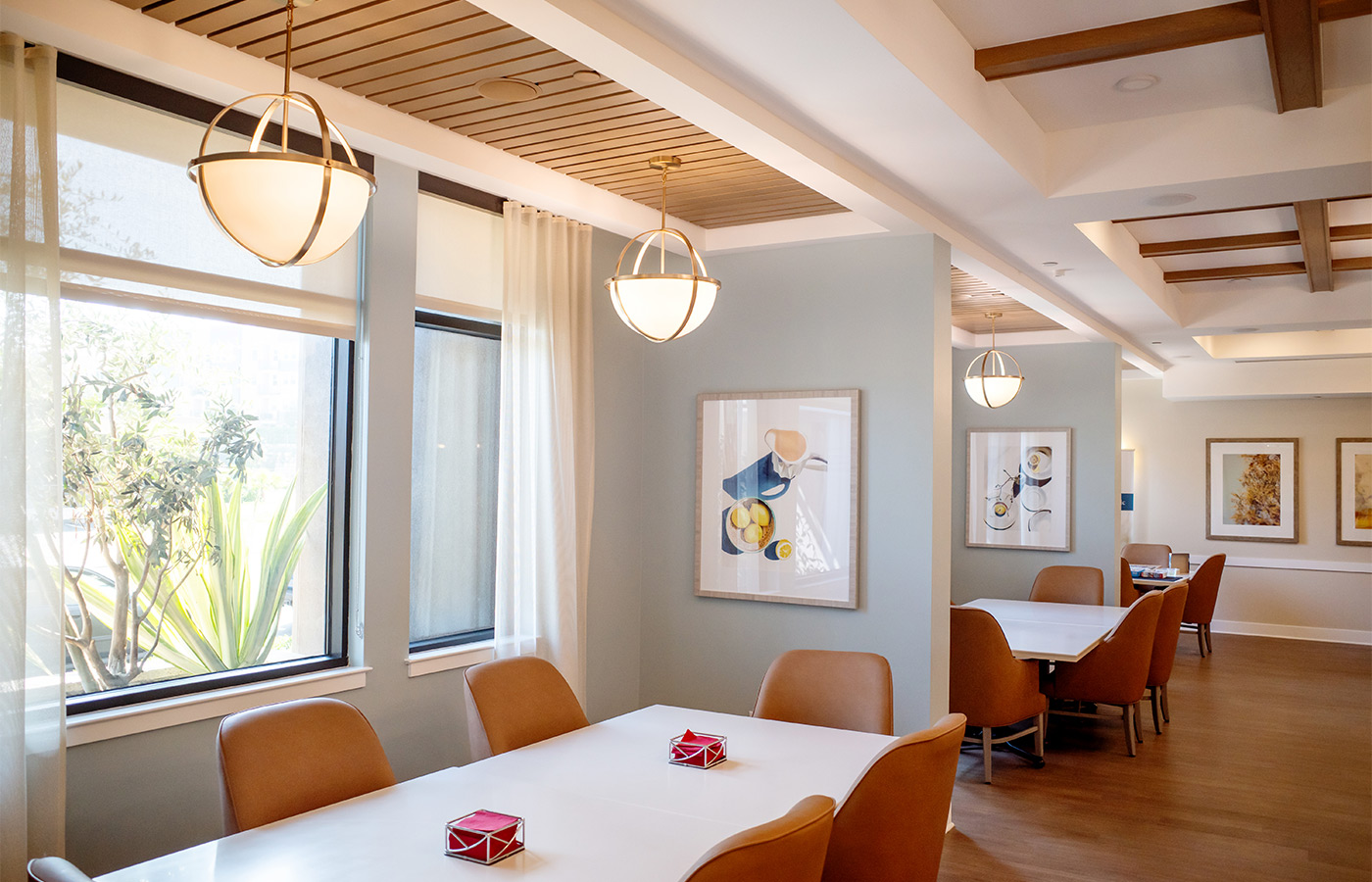 A dining room with tables.
