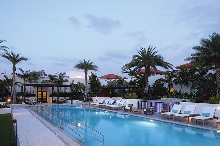 The pool in the evening all lit up.