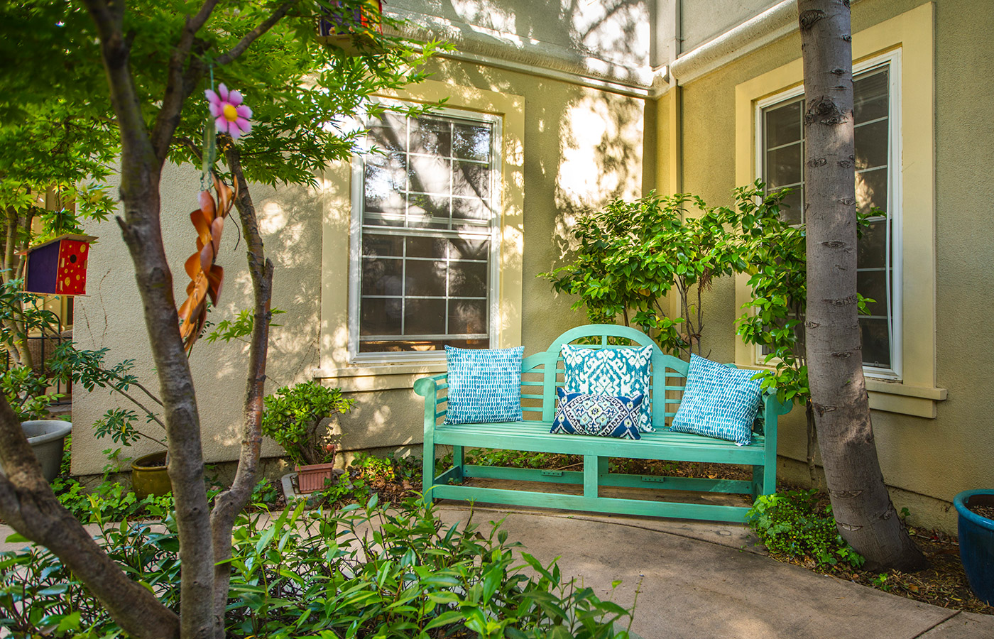 A turquoise bench in the garden