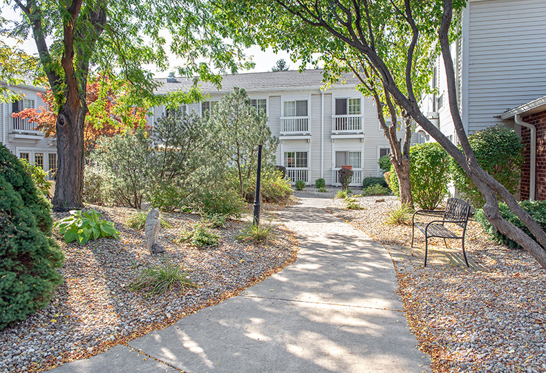 A courtyard at The Legacy at Grand 'Vie.