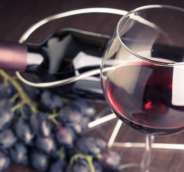 A glass of wine and grapes.