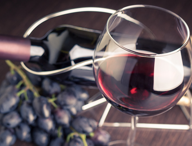 A glass of wine and grapes.