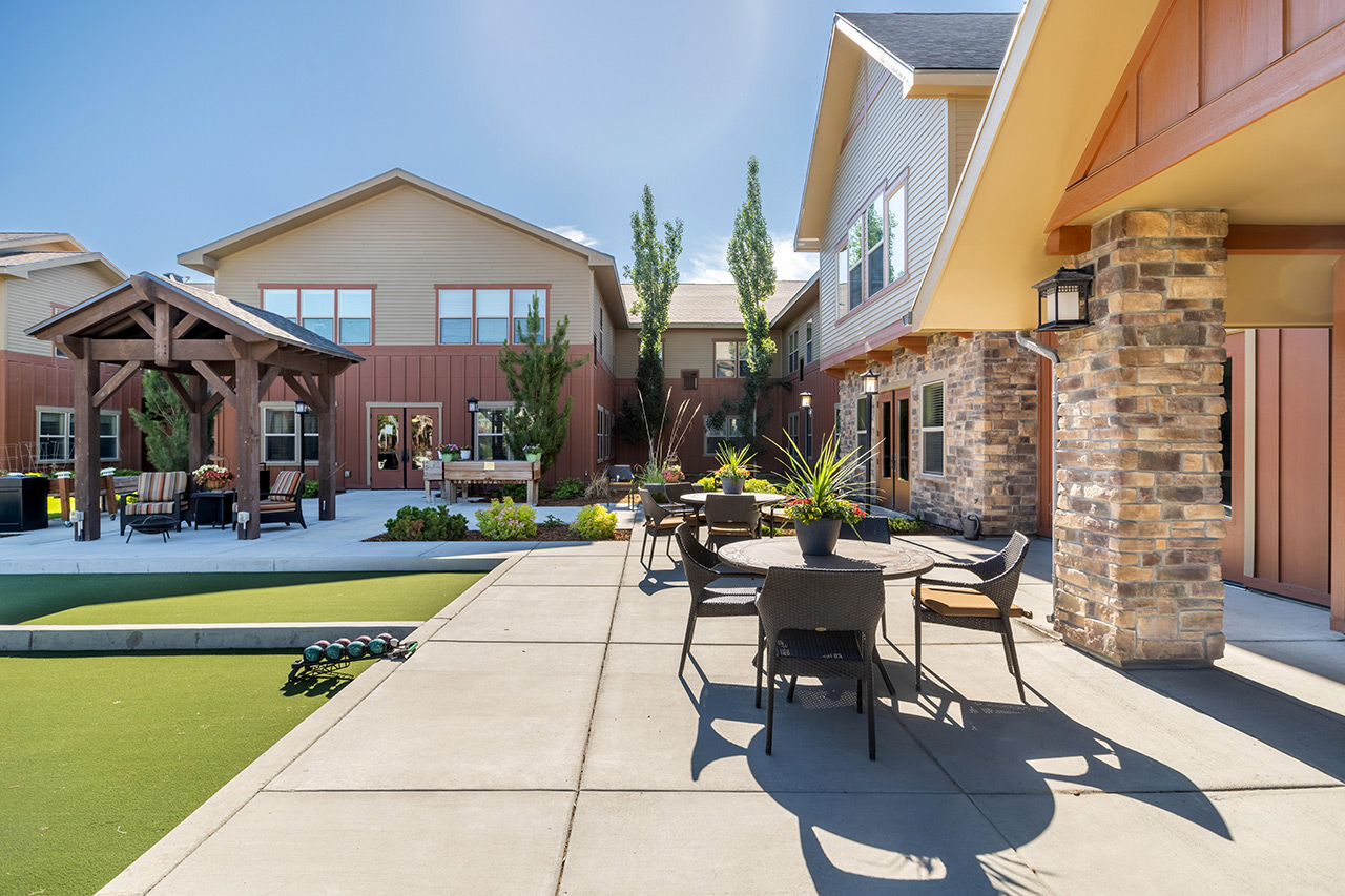 The courtyard at Summit Senior Living.